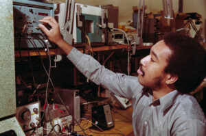 lanny-1200dpi-working-on-fiber-optic-receiver-bell-labs